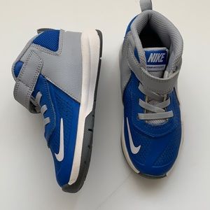 Kids Nike Team Hustle 07 Sneakers